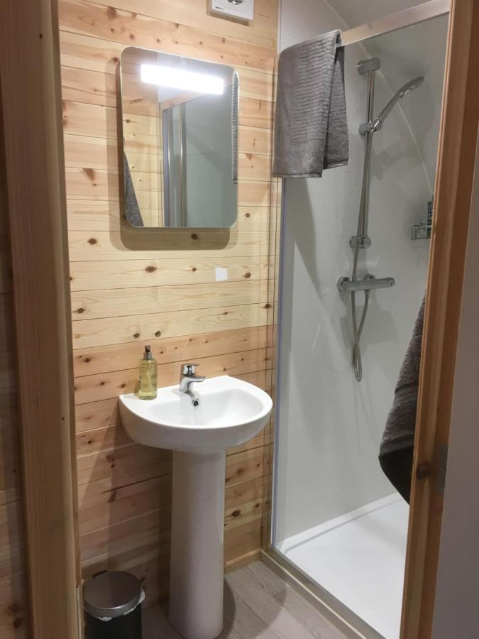 מלון דנגאנון Orchard Luxe Glamping Pod מראה חיצוני תמונה