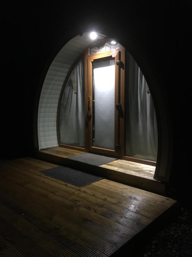 מלון דנגאנון Orchard Luxe Glamping Pod מראה חיצוני תמונה