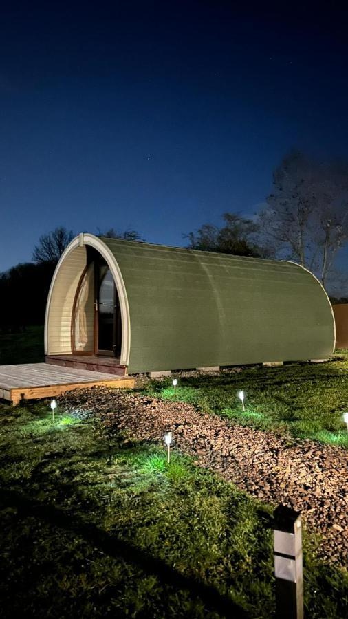 מלון דנגאנון Orchard Luxe Glamping Pod מראה חיצוני תמונה